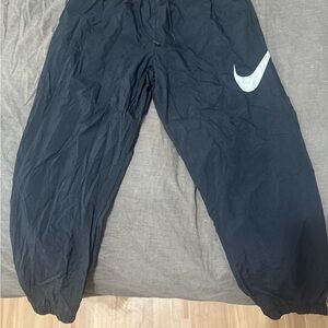 Nike Sportswear Essential Black Mid-Rise Pants